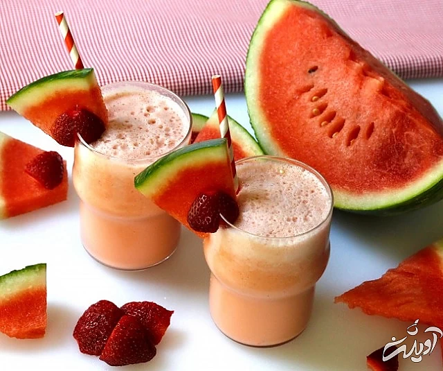 طرز تهیه اسموتی هندوانه و توت فرنگی با شیر طرز تهیه اسموتی هندوانه و توت فرنگی با شیر